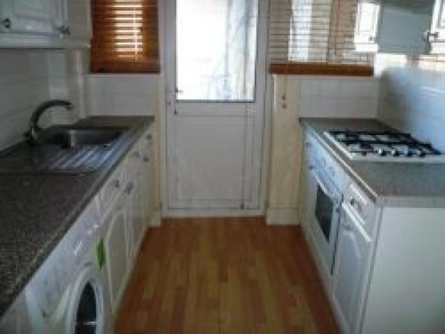 			4 Bedroom, 1 bath, 1 reception Flat			 Willesden Lane, WILLESDEN GREEN